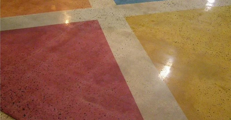 Combinación de colores rojo, amarillo y azul en pisos de hormigón pulido